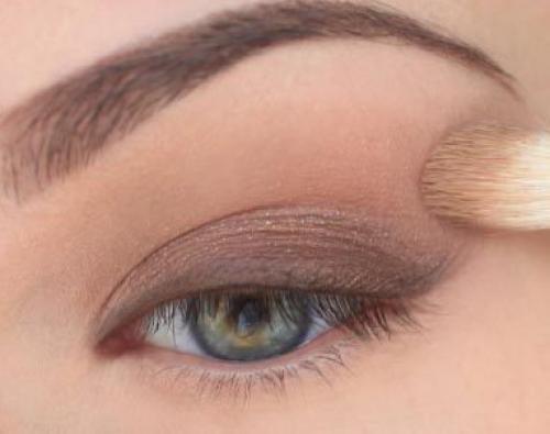 Уроки красоты!   Шикарный макияж можно сделать, используя мерцающую пудру, тени с перламутром и блеск для губ. 01