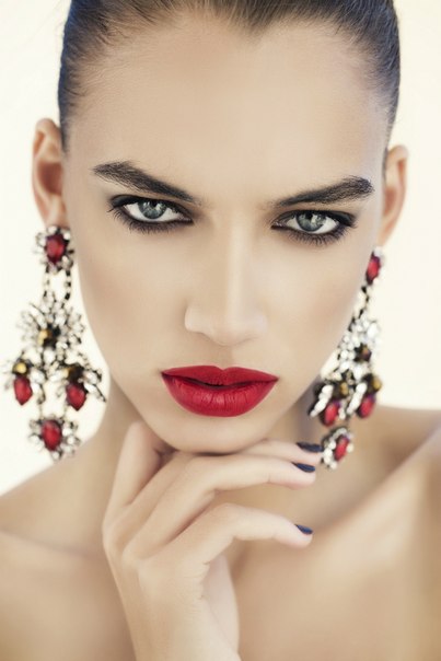 Много бывает: как удалить излишки косметики и стайлинга. 01