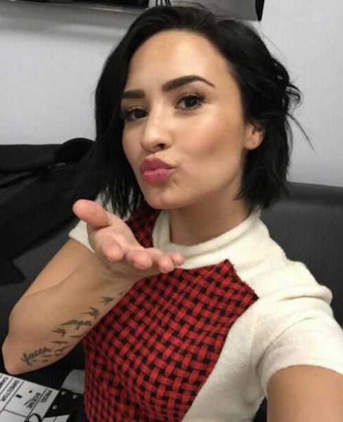 Makeup@Ddlovatostyle: - пошаговая инструкция по выполнению повседневного макияжа, который часто можно увидеть на Деми. 03