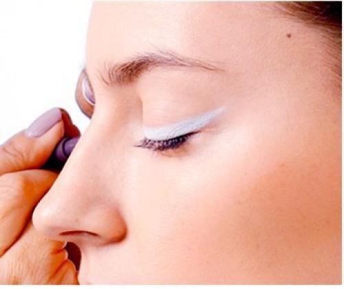 Двойные стрелки. Актуальный тренд в макияже глаз в этом сезоне объединяет панк - мотивы и самые утонченные представления о красоте. 01