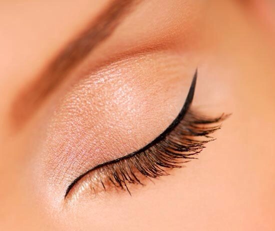 Выразительные глаза всегда привлекают внимание, а тенденции наступающей зимы дарят нам чудесный подарок - не выходящие из моды стрелки. 01