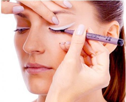 Двойные стрелки. Актуальный тренд в макияже глаз в этом сезоне объединяет панк - мотивы и самые утонченные представления о красоте. 03