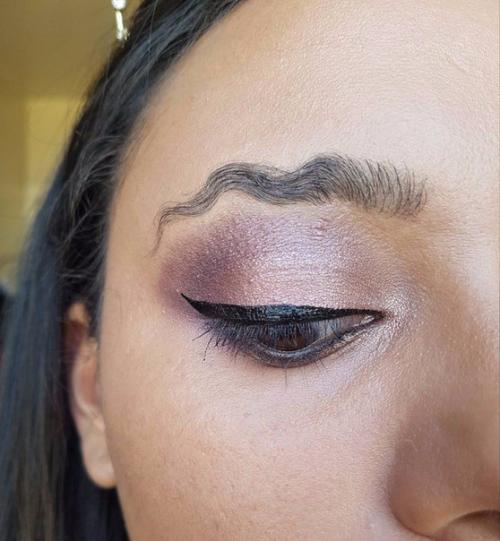 Тренды Instagram: самые безумные формы бровей (фото). 05