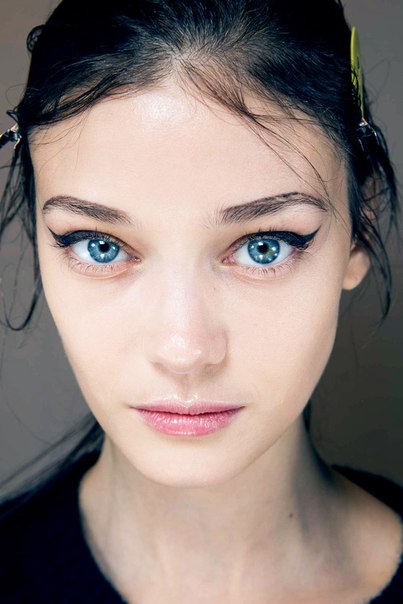 7 идей для вечернего макияжа из миланской недели моды военная весна 2015 (Milan Fashion Week Spring 2015). 03