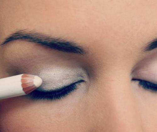 Одно из самых сложных дел утром - это накрасить глаза. 01 Одно из самых сложных дел утром - это накрасить глаза. 01