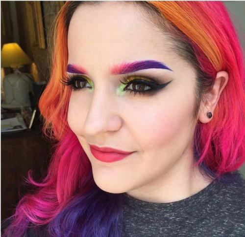 Как носить цветные брови. 01