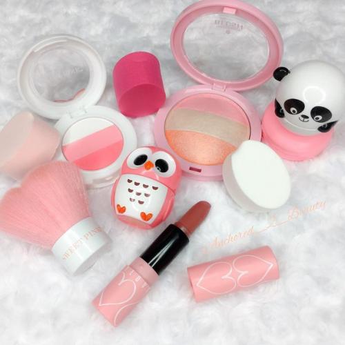 Румяна используют с древности, пытаясь показать здоровый цвет и молодость кожи. 01