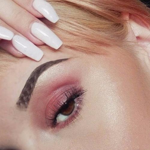 Тренды Instagram: самые безумные формы бровей (фото). 01