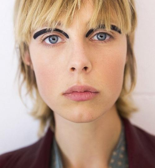 Графичные черные линии на веках - главная тенденция вечернего макияжа! 01