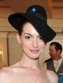 Если у тебя по-аристократически бледная кожа, ты просто обязана подчеркивать ее сияющую красоту. 01