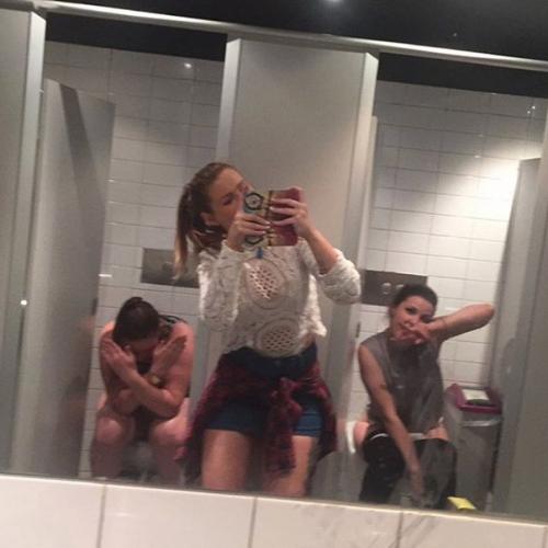 10 видов селфи, которые всех достали. 01 10 видов селфи, которые всех достали. 01