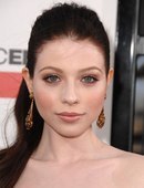 Если у тебя по-аристократически бледная кожа, ты просто обязана подчеркивать ее сияющую красоту. 03