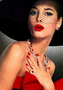 Как подобрать наряд к красной помаде.