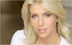 Если у тебя по-аристократически бледная кожа, ты просто обязана подчеркивать ее сияющую красоту. 02