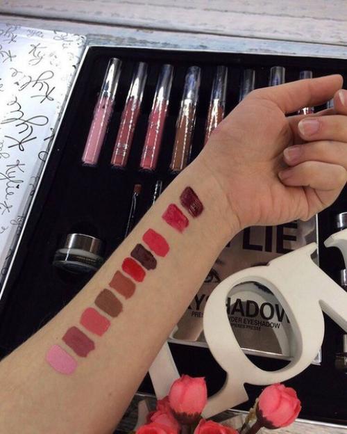 Девчата, кому ещё привезти? 01