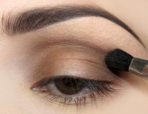 Макияж: «Повседневный». 1. На внутренний уголок глаза наносим светлые бежевые тени. 02