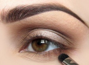 Макияж: «Повседневный». 1. На внутренний уголок глаза наносим светлые бежевые тени. 04