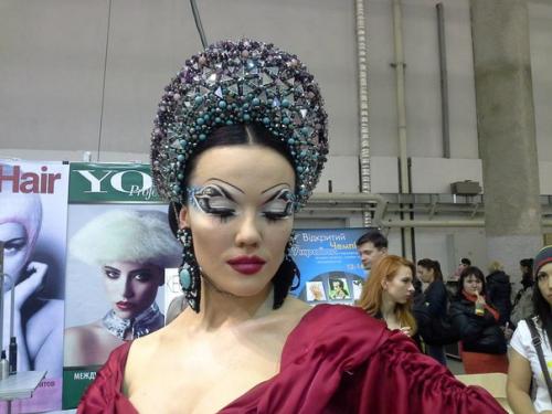 Подиумный макияж.  Подиумный макияж должен создаваться в соответствии с последними тенденциями моды и выражать оригинальную идею. 02