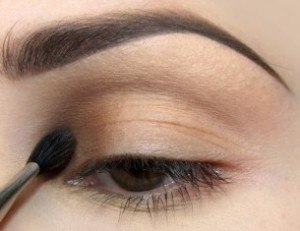 Макияж: «Повседневный». 1. На внутренний уголок глаза наносим светлые бежевые тени. 01
