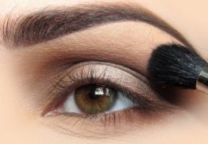 Макияж: «Повседневный». 1. На внутренний уголок глаза наносим светлые бежевые тени. 05