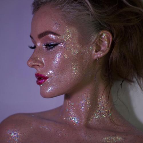 В карусели блестящие во всех смыслах работы @Madeupbykaty. 02