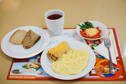Сделать бесплатным горячее питание для школьников 5-11 классов из малоимущих семей предложили в госдуме. 

