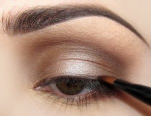 Макияж: «Повседневный». 1. На внутренний уголок глаза наносим светлые бежевые тени. 06