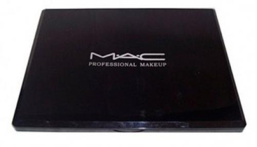 Эта профессиональная палитра теней включает в себя 88 мерцающих, переливающихся оттенков. 01