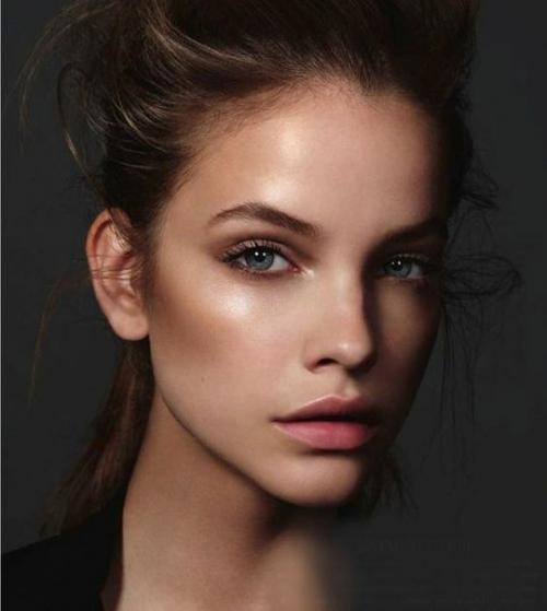 3 вида Smokey Eyes, которые стоит примерить этой весной. 01