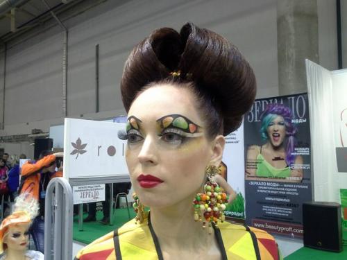 Подиумный макияж.  Подиумный макияж должен создаваться в соответствии с последними тенденциями моды и выражать оригинальную идею. 03