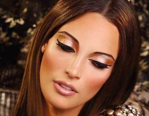 Контуры глаз в макияже восточного стиля ориентированы на раскосую форму, причём необязательно узкую. 02