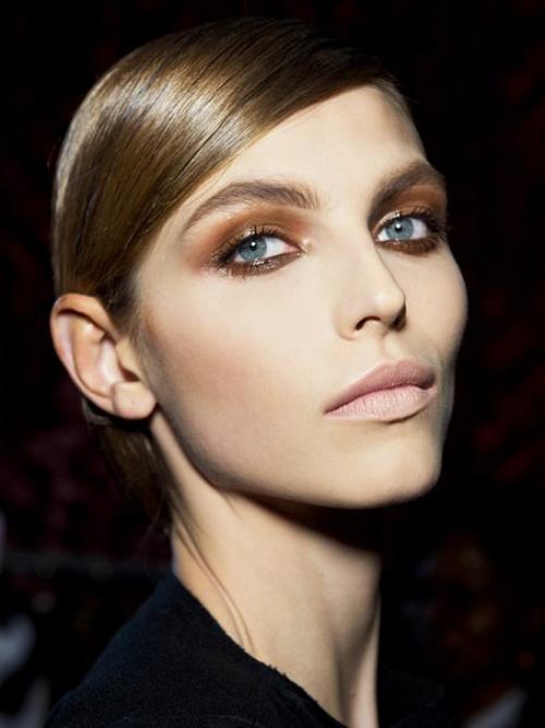 Makeup2016 в этом сезоне подиум завоевывают бронзовые тени, а именно их теплая гамма - оттенки коричневого, бронзового, золотого. 01