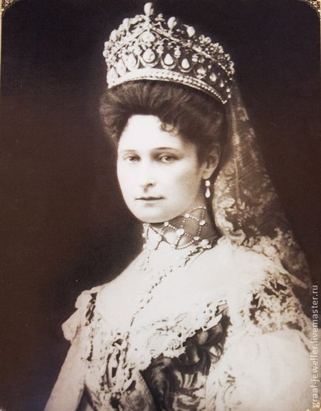 Помимо парадных платьев в гардеробе Императрицы хранились формы тех полков, шефом которых она была.