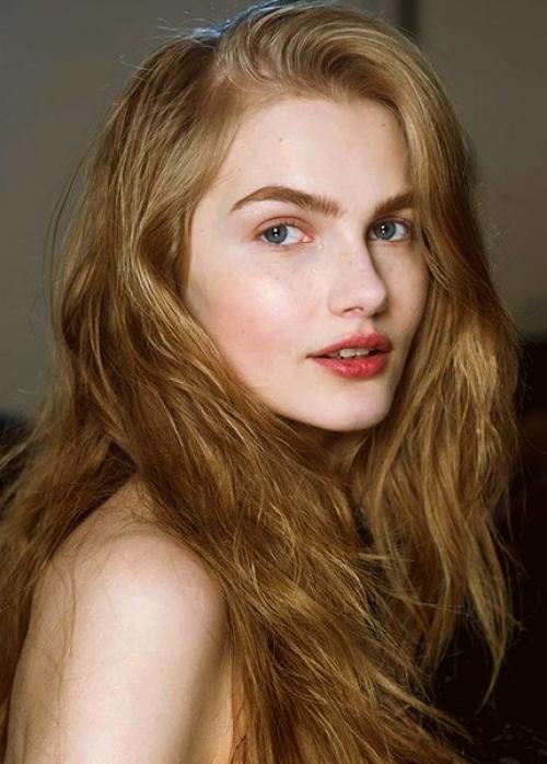 Светлый золотистый или платиновый цвет волос всегда ассоциируется с легкостью, нежностью, женственностью и хрупкостью. 03