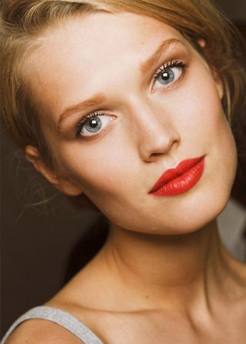 Светлый золотистый или платиновый цвет волос всегда ассоциируется с легкостью, нежностью, женственностью и хрупкостью. 01