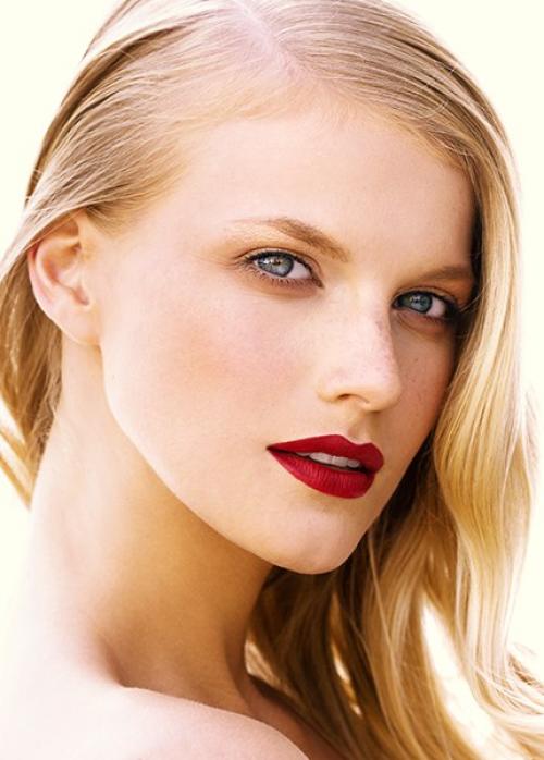Светлый золотистый или платиновый цвет волос всегда ассоциируется с легкостью, нежностью, женственностью и хрупкостью. 05