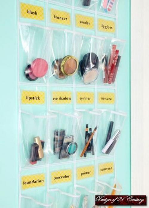 Сегодня девушки пользуются таким количеством косметических средств, что далеко не все тюбики и баночки помещаются в обычную косметичку. 02 Сегодня девушки пользуются таким количеством косметических средств, что далеко не все тюбики и баночки помещаются в обычную косметичку. 02