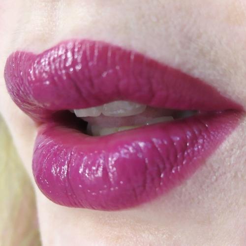 Для девушек блондинок с темной кожей, лучше всего дойдет сливовый и розовый оттенок помады. 02