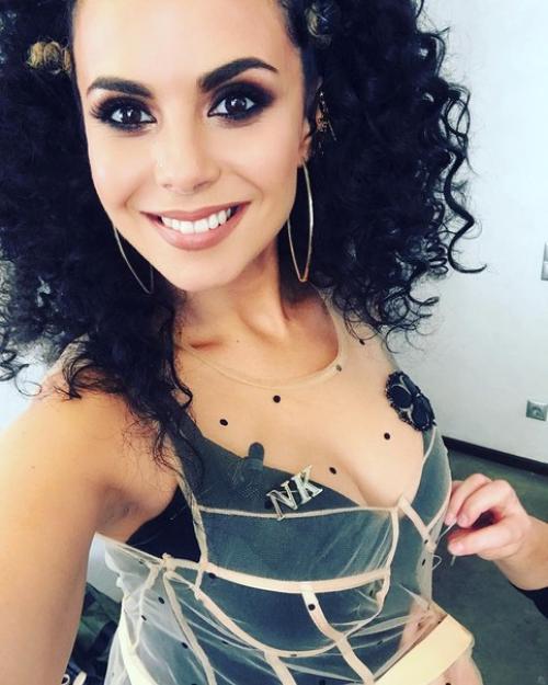 Золотые Тату и прозрачное декольте: Настя Каменских восхитила необычным образом. 01