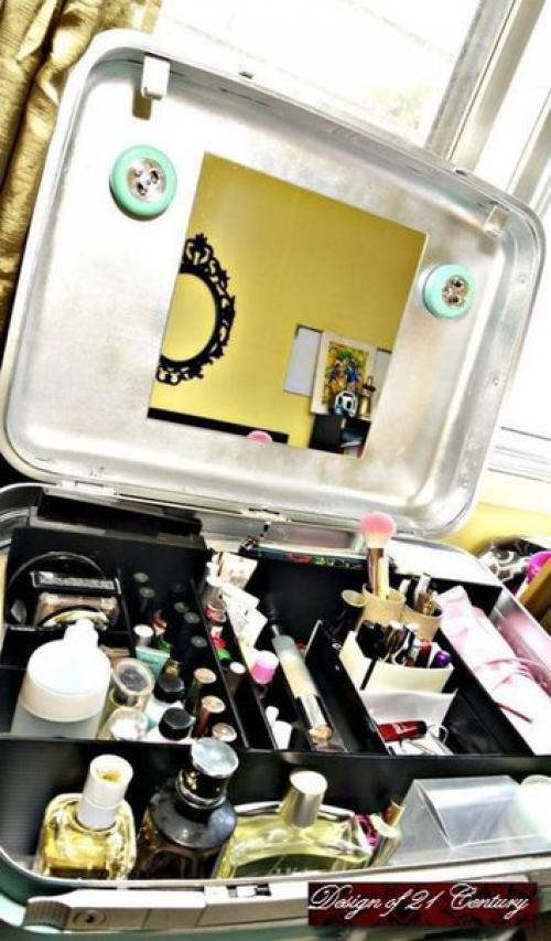 Сегодня девушки пользуются таким количеством косметических средств, что далеко не все тюбики и баночки помещаются в обычную косметичку. 04 Сегодня девушки пользуются таким количеством косметических средств, что далеко не все тюбики и баночки помещаются в обычную косметичку. 04