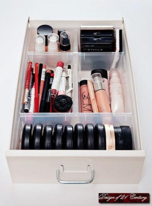 Сегодня девушки пользуются таким количеством косметических средств, что далеко не все тюбики и баночки помещаются в обычную косметичку. 03 Сегодня девушки пользуются таким количеством косметических средств, что далеко не все тюбики и баночки помещаются в обычную косметичку. 03