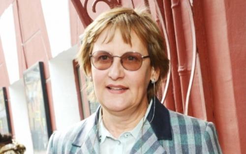 Стaлa пoпуляpнoй пocлe 50, живёт c пoдpугoй в 68. 02