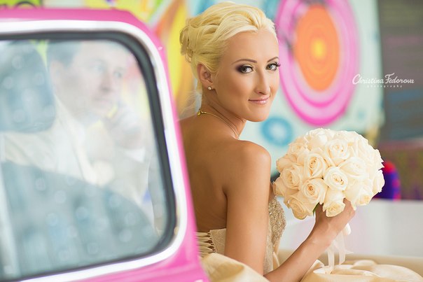 Привет девчонки) Очень хорошая тема, спасибо Ксю) Расскажу в двух словах о своём макияже) Мой макияж, каким он будет я незнала и не выбирала если честно, пробник тоже не делала) полностью доверилась своему визажисту Свете) Она приехала в 6. 09