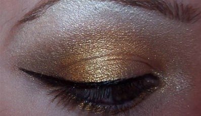 В этом уроке вы научитесь делать очень красивый и блестящий золотой макияж глаз для диско. 02