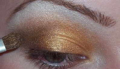 В этом уроке вы научитесь делать очень красивый и блестящий золотой макияж глаз для диско. 07