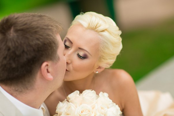 Привет девчонки) Очень хорошая тема, спасибо Ксю) Расскажу в двух словах о своём макияже) Мой макияж, каким он будет я незнала и не выбирала если честно, пробник тоже не делала) полностью доверилась своему визажисту Свете) Она приехала в 6. 08