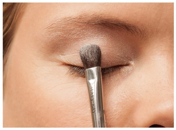 Пошаговый макияж с трио запеченных теней для век marykayatplay™ «Звездное небо». 01