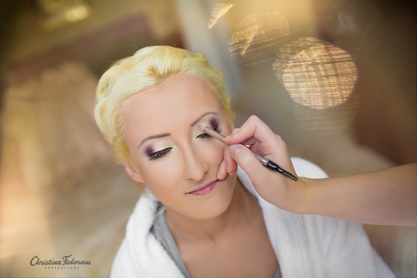 Привет девчонки) Очень хорошая тема, спасибо Ксю) Расскажу в двух словах о своём макияже) Мой макияж, каким он будет я незнала и не выбирала если честно, пробник тоже не делала) полностью доверилась своему визажисту Свете) Она приехала в 6. 03