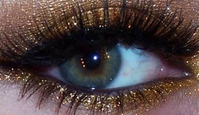 В этом уроке вы научитесь делать очень красивый и блестящий золотой макияж глаз для диско. 04