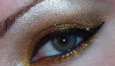 В этом уроке вы научитесь делать очень красивый и блестящий золотой макияж глаз для диско. 05